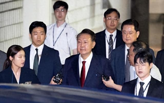64岁的尹锡悦，为了从李在明手里活命，脱了衣服在囚室满地打滚