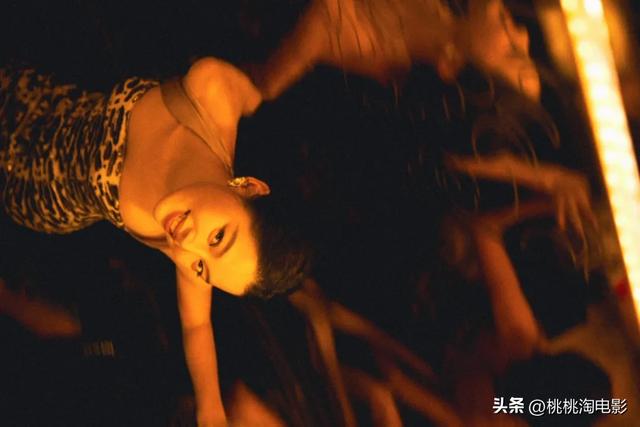 威尼斯影后辛芷蕾亮相平遥电影展，高定礼服珠宝点缀红气养人