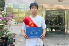 洛阳学子以航天员陈冬为偶像，如愿考上空军飞行员，他说，当飞行员很帅气、神圣图片