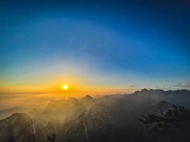 5个观景台+凌晨4点的日出：华山的险，藏着让人尖叫的光影密码