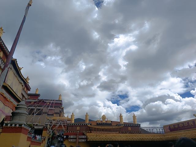 美到窒息！松赞林寺的云与古寺同框，随手一拍都是大片