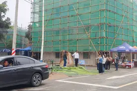 DeepSeek创始人梁文锋广东老家游客猛增！他的故事被写进粤剧、塑上飘色图片