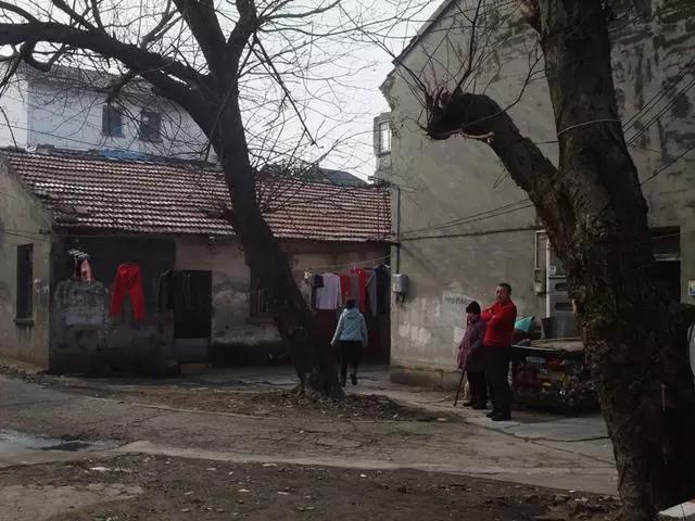 破旧的房屋留下岁月的印记——荣巷老街