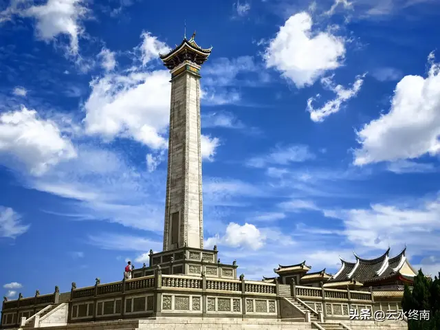我看到以国家的名义纪念一个人！在一个从小学中学上到大学的村子