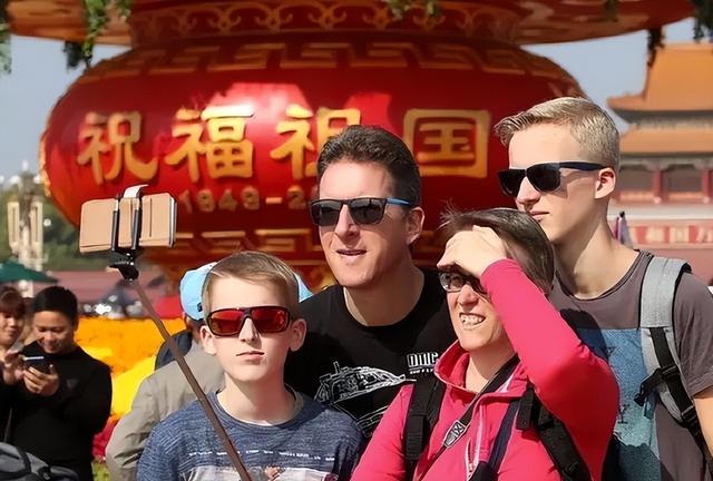 大批美国游客涌入中国，回国后坦言：客观对比，中国比美国强多了