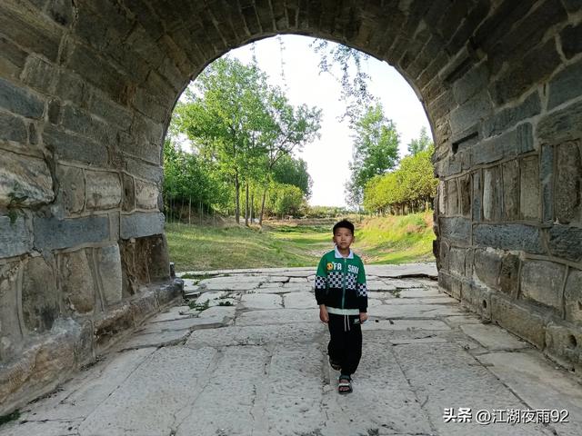探访南阳丝绸之路上的汉代石拱桥，青石板古道见证博望的兴衰变迁