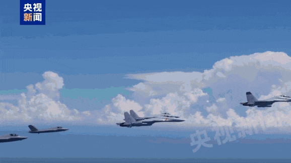 万众瞩目！"福建"舰入列，中国三航母时代降临，全球海军格局震动