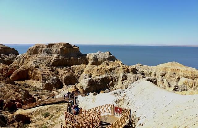 游新疆乌伦古湖海上魔鬼城