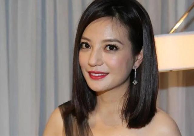 死心不息！劣迹艺人赵薇走投无路，15岁女儿成她的最后一根稻草