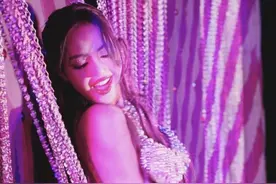 韩国偶像女团BLACKPINK成员Lisa参演“疯马秀”引发的争议与风波图片