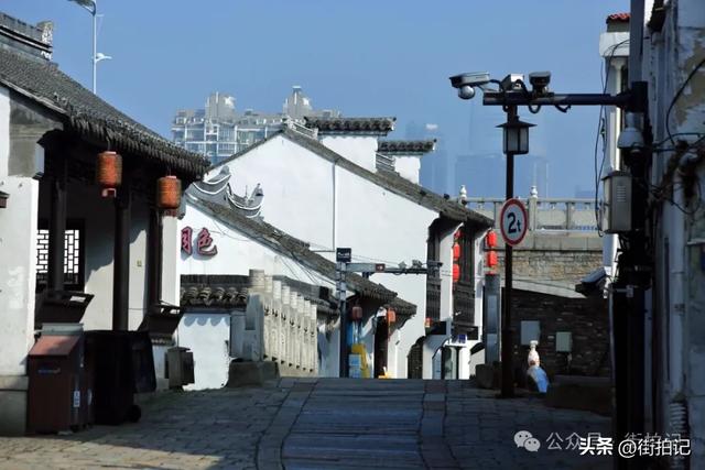 这条河边老街的“慢生活”：他们沿用数十年前的方式，一晃半生