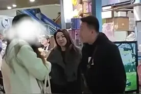 山东女孩踩饮料滑倒后续：当事人发声，网友炸锅了！图片