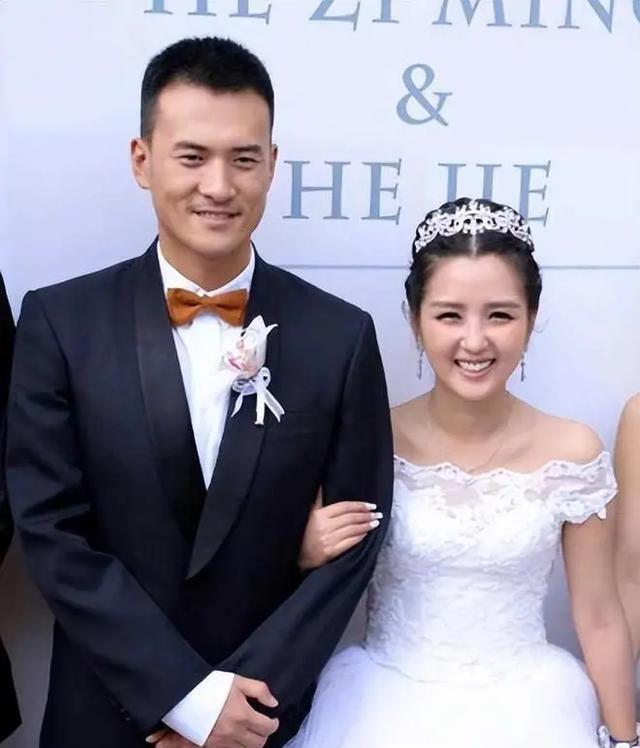 39岁何洁不忍直视，腋下勒出副乳肚子三层肉，要养4个娃操劳疲惫