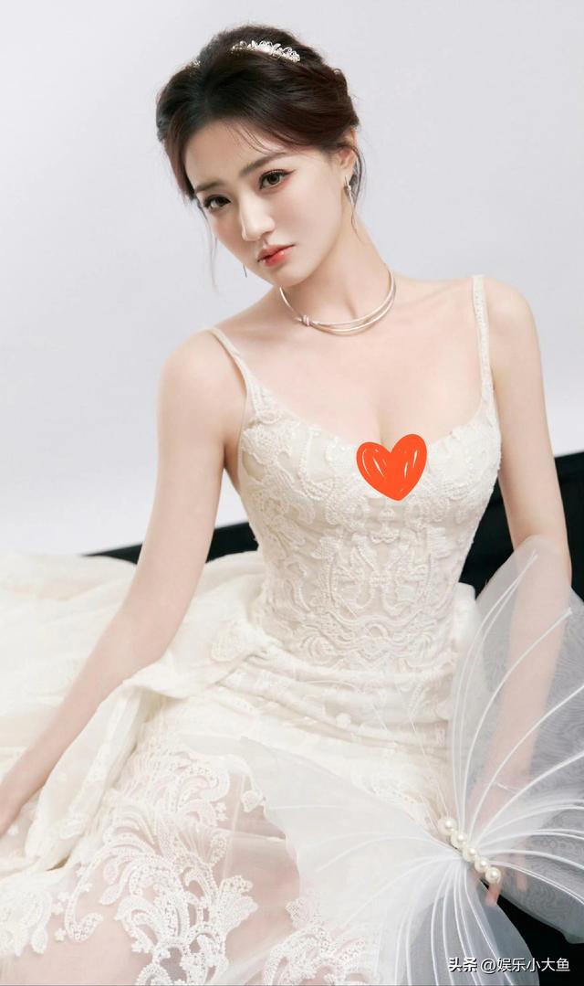 徐璐出席搜狐时尚盛典	，穿吊带蕾丝裙勾勒出曼妙身姿，灵动又漂亮