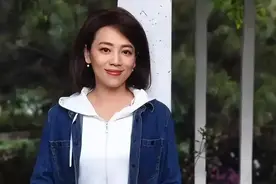 演播室外的劳春燕, 更美图片