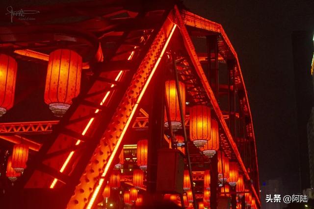 兰州最著名的黄河铁桥,其实是由三个国家合作而建,夜景灯光旖旎