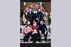 任骏威任骏飞晒过年全家福，空姐模特妻子抢眼，两人都获CBA顶薪图片