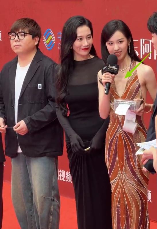 海南红毯好俗，毛晓彤挤出副乳	，张萌深V不怕走光，宋茜胸骨凸出