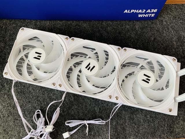Zalman思民Z10 DS机箱不走寻常路，机箱上面长出了15.6英寸大屏幕