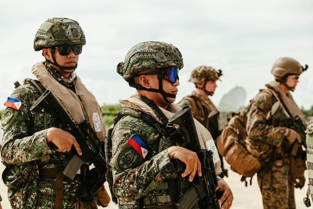 终于开战，菲2500户家庭逃亡，杜特之子怒批马科斯：拿全国当人质