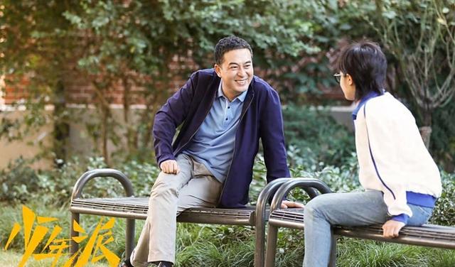 钱再多有什么用！55岁张嘉译现状曝光！病情严重到连走路都站不直