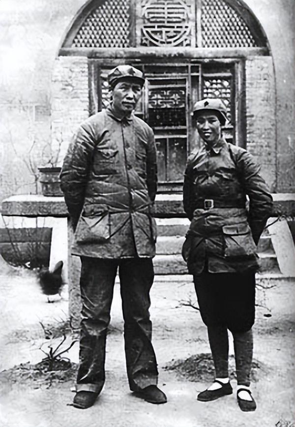 30岁的贺子珍在苏联莫斯科的样子， 烫着时尚的发型	，穿着漂亮裙子