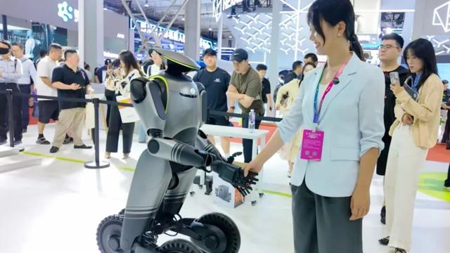 从工作到生活，你的“机器人搭子”已上线！