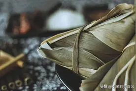 包肉粽子时，最忌糯米用水泡完直接包，多加一步，咸香入味更好吃图片