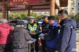 青岛交警广泛开展“礼让斑马线”文明交通宣讲活动图片