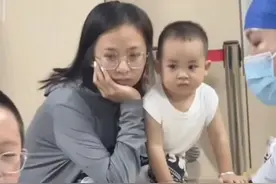 笑不活了！妈妈带萌娃去打预防针，秒变吃瓜群众，原来吃瓜也遗传图片