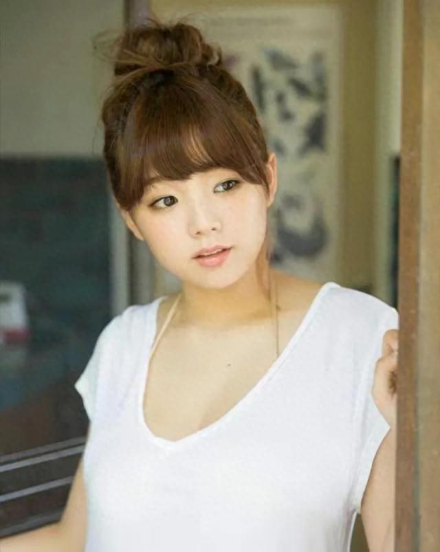 30岁写真模特童颜巨乳，被称“日系瑶瑶”的筱崎爱，成熟魅力依旧