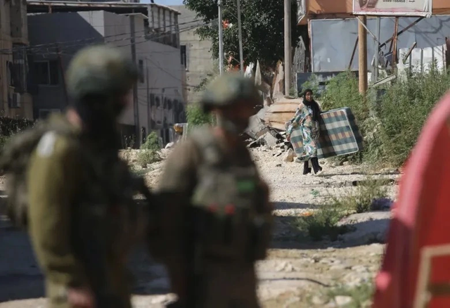 凌晨强拆！以军突袭拆毁四层居民楼，家属哭诉：我们只能睡车里！