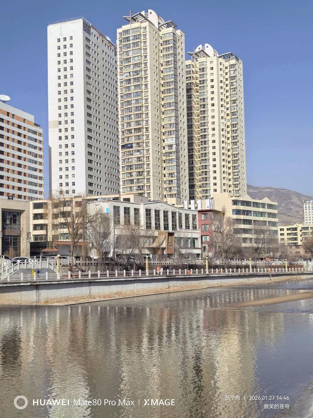 河里的冰随水流，冬天的冷还是浅了点……