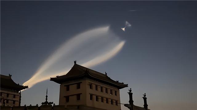 美国飞机疑似遭遇UFO：呈圆盘状，突然喷气推进后瞬间消失