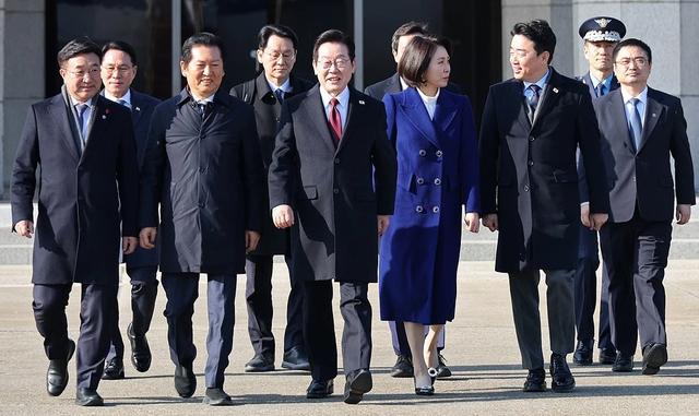 中韩握手，日本挥刀！200 人产业天团进京	，光刻胶禁令赌输了？