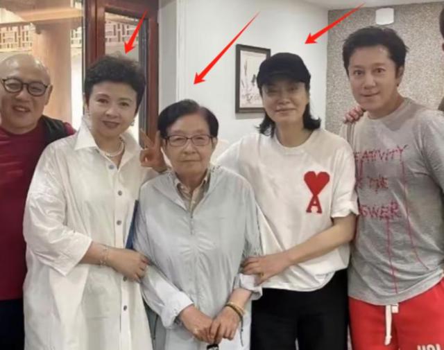62岁毛阿敏与63岁董文华罕见同框！一个豪门守寡，一个风采依旧