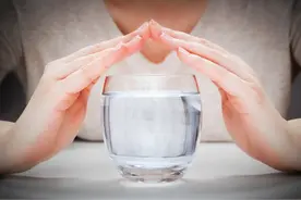 便秘、腹胀、长痘……每天一杯大黄水，健康又长寿？靠谱吗？图片