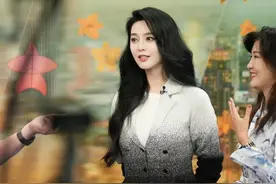 冰冰姐参与泰国早间新闻节目录制，一袭黑白渐变西装穿搭优雅气质图片