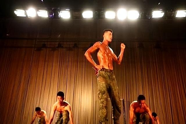 18图 看兵哥哥炫肌肉！