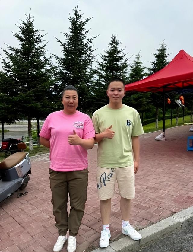 东北雨姐近况曝光，穿8999元裤子买手机，坐台阶上抽烟姿势豪迈
