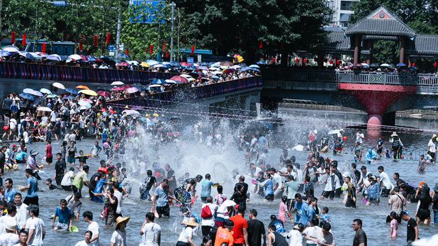 广东连山“七月香”：壮瑶汉各族儿女戏水祈福 水韵氧吧城清凉一夏