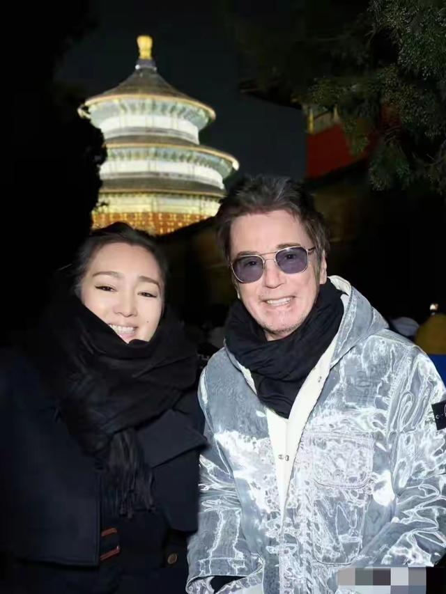 巩俐和老公打卡北京中轴线60岁和77岁就像两个年轻人在谈恋爱一样