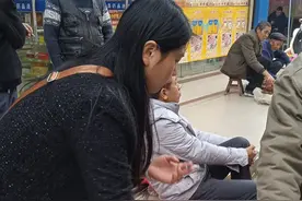 乡镇赶圩趣事:卖烟丝的女孩，她的生意就跟她的长相一样好图片