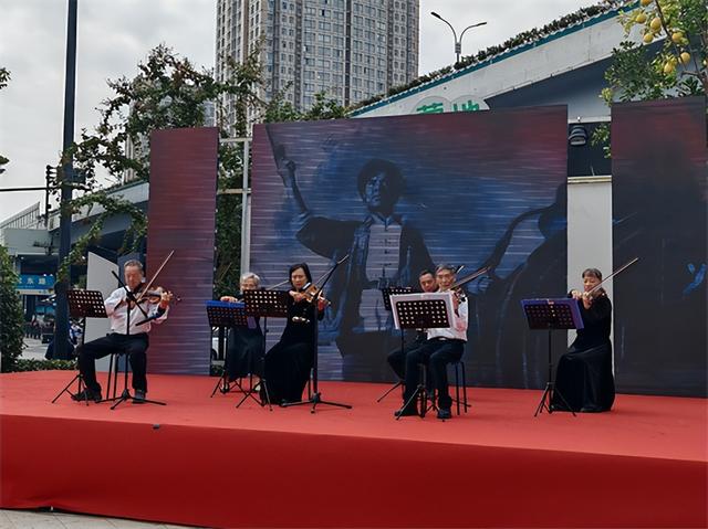 把重阳节过成“才艺派对” 这些杭州老人攒出中西合璧的“文化大餐”