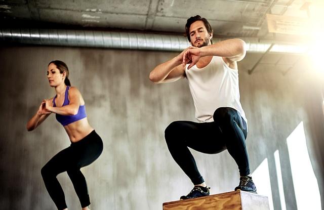 都50岁了还能深蹲吗？把动作做对，好处意想不到！