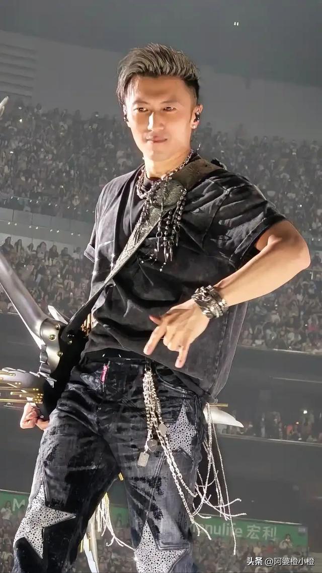 英皇老板设宴庆祝结婚40周年!大半港圈艺人出动,阿娇健康引担忧