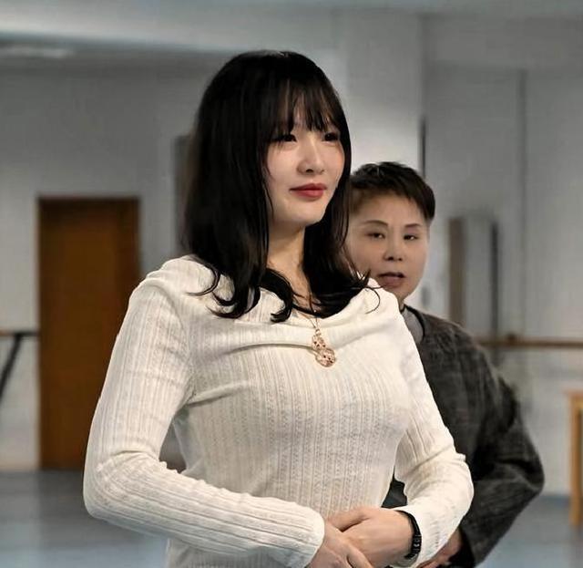 当年地震被救的小女孩，嫁给了年长12岁的兵哥哥，恶心一幕发生了