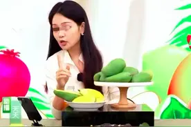 钟薛高直播间一女主播突然晕倒，直播间回应：人已经休息了，稍后会去检查，公司福利很好图片