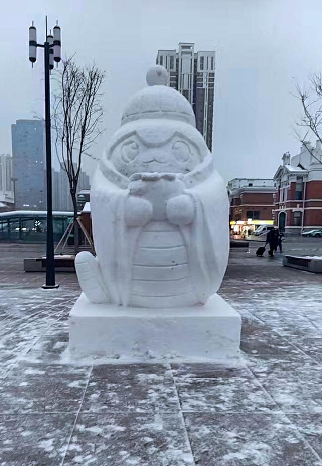 辽宁沈阳：沈阳火车站巨型雪人雪雕已成为市民与游人的热门打卡点