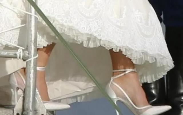 王室新娘的婚鞋：格蕾丝王妃的珍珠绣花，戴安娜王妃的蕾丝爱心